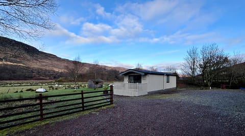 Lapwing Lodge with loch and mountain view Chalet in Scotland