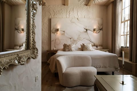 Bed, Bedroom, Alcoholic drinks, minibar, air conditioner