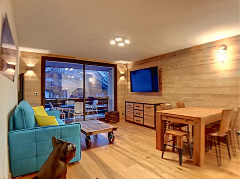 TV and multimedia, Balcony/Terrace, Kitchen or kitchenette, Living room, Dining area, Mountain view