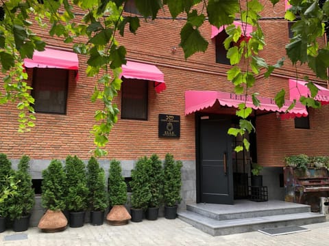 Facade/entrance