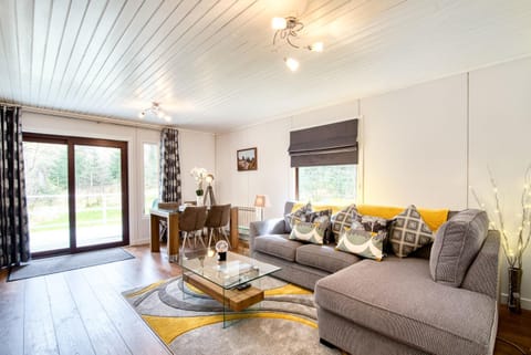 Otter with mountain view and enclosed decking Chalet in Scotland