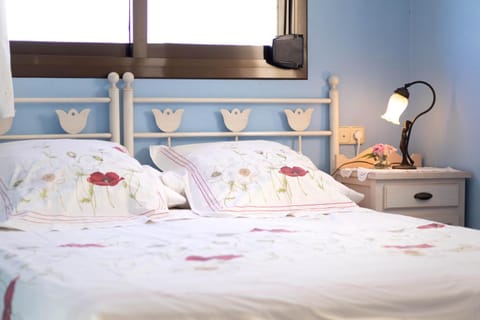 Bed, Bedroom, Landmark view, Mountain view