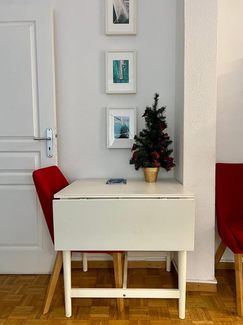 Central 2 bedroom flat in heart of Eaux-vives Apartment in Geneva