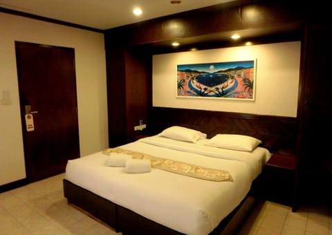 Photo of the whole room, Bedroom