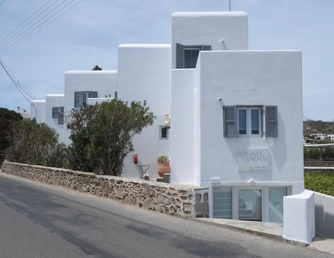 Facade/entrance