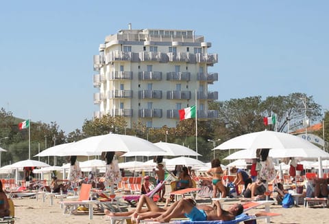 Facade/entrance, View (from property/room), Decorative detail, Beach