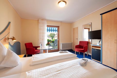 Bed, TV and multimedia, Photo of the whole room, Seating area, wardrobe