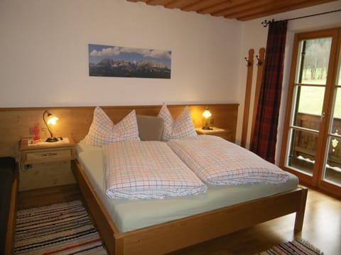 Photo of the whole room, Mountain view