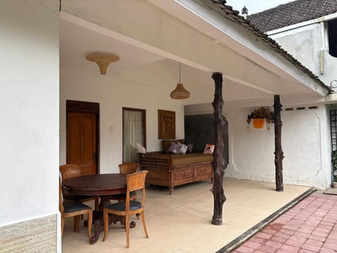 Property building, Patio, Balcony/Terrace, Dining area