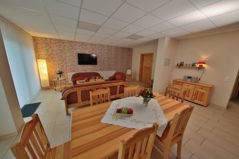 Seating area, Dining area