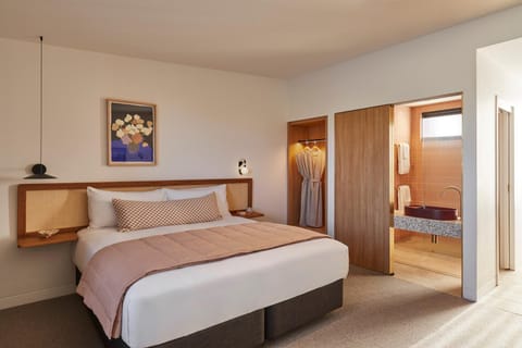 Bed, Bathroom, Photo of the whole room, Bedroom, wardrobe