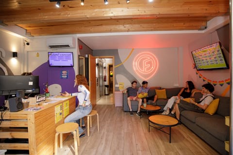 Communal lounge/ TV room, People, Living room, group of guests