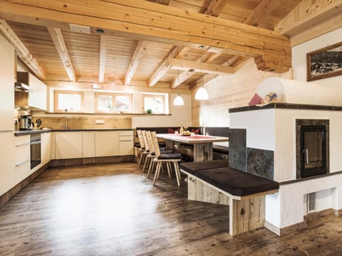 Day, Dining area