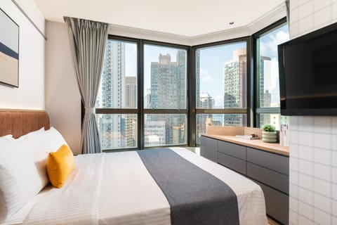 Bed, TV and multimedia, View (from property/room), Bedroom, City view, Landmark view