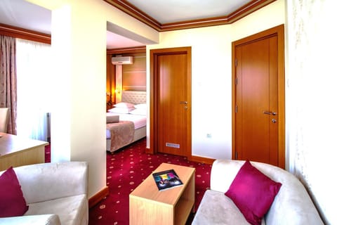 Photo of the whole room, Seating area