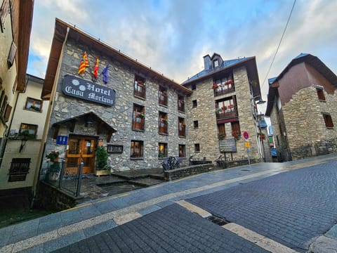 Property building, Restaurant/places to eat, Facade/entrance, Spring, Activities, Winter, Summer, Skiing, Balcony/Terrace, Hiking, Animals, Animals, Animals, Autumn, Pets, Pets, Pets, Mountain view, Mountain view, Street view, Sports, Entertainment, Breakfast, children, children, children, young children, young children, young children, older children, older children, older children, group of guests, group of guests, group of guests, cot, Family, Family, Family, Parking, hair dryier, heating, heating, internet, internet, pet friendly, pet friendly