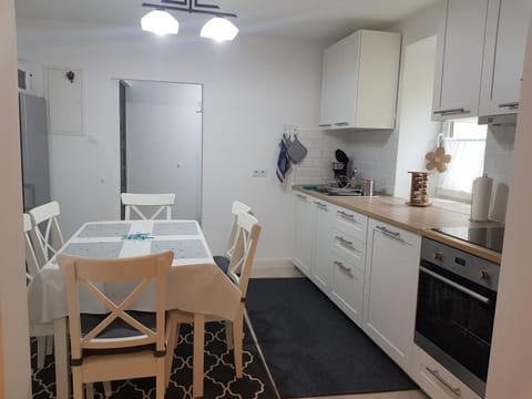 Staff, Kitchen or kitchenette, Lounge or bar, Seating area, Garden view, Mountain view, Family, Inner courtyard view