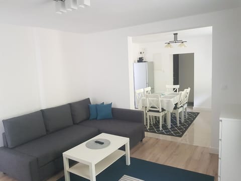 Bed, Food close-up, Coffee/tea facilities, Living room, Dining area, Food, Lunch, Dinner, Alcoholic drinks, Non alcoholic drinks