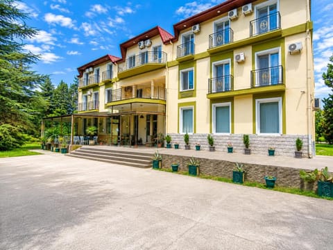 Property building, Spring, Day, Garden, Garden view