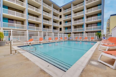 Property building, Balcony/Terrace, Pool view, Swimming pool