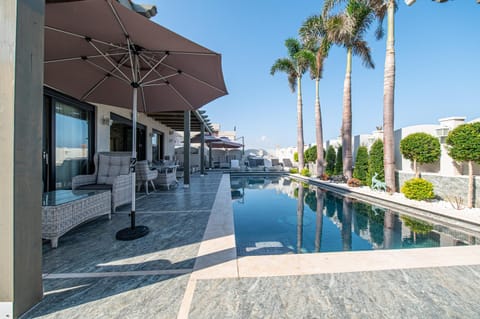 Property building, Swimming pool, Swimming pool
