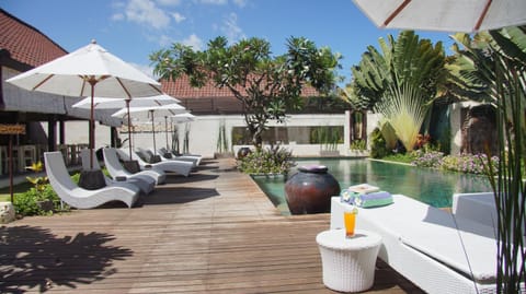 Swimming pool, sunbed