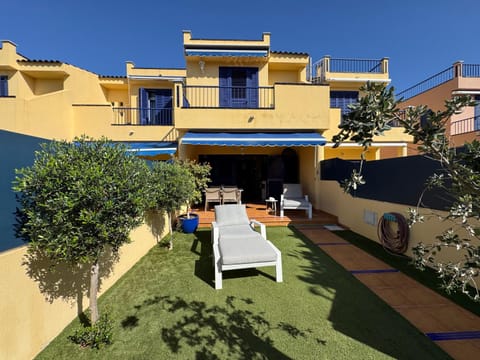 Property building, Garden, Balcony/Terrace, Food, sunbed