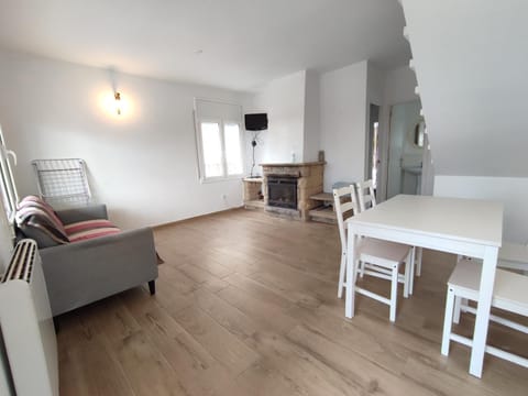 TV and multimedia, Living room, Dining area, flat iron