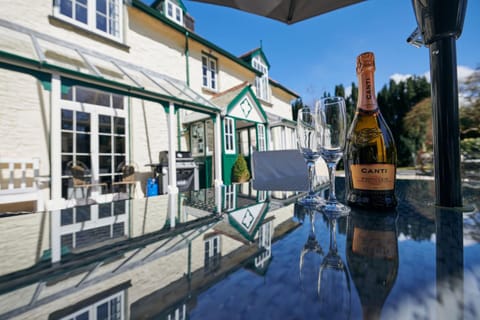 Property building, Balcony/Terrace, Alcoholic drinks