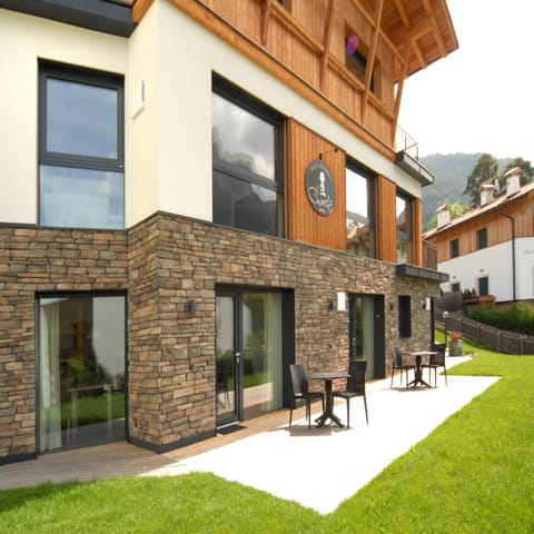 Property building, Facade/entrance, Garden