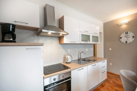 Coffee/tea facilities, Kitchen or kitchenette, Dining area, dishwasher, pet friendly, stove