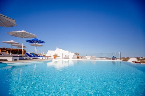 Swimming pool, sunbed