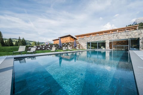 Property building, Day, Swimming pool, sunbed