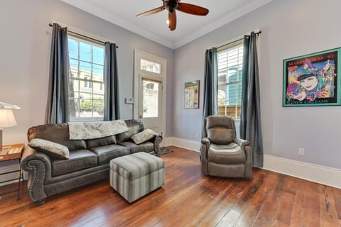 Bed, Living room, Pets