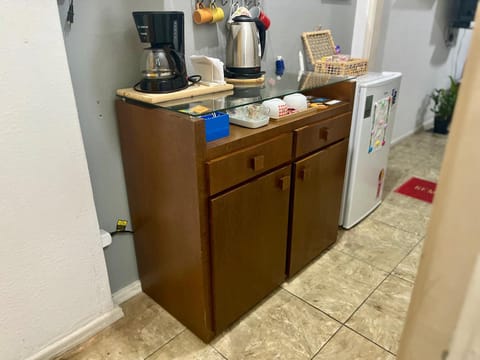 Kitchen or kitchenette, minibar