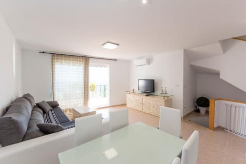 TV and multimedia, Living room, Seating area, Garden view, Mountain view, Pool view, Sea view, Quiet street view