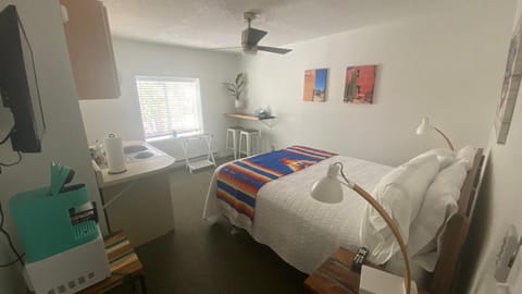 Bed, Summer, Coffee/tea facilities, Kitchen or kitchenette, Photo of the whole room, Seating area, Bedroom, fireplace