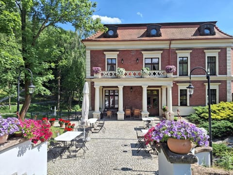 Property building, Day, Garden, Garden view