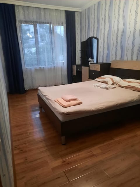 Bed, Bedroom, towels