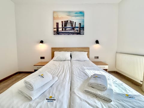 Bed, Photo of the whole room, Bedroom, towels