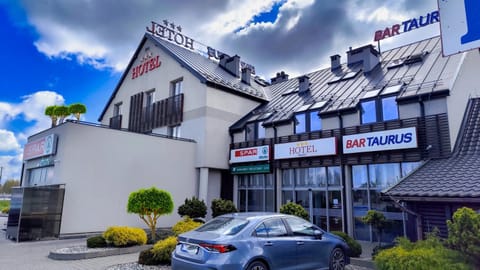 Property building, Day, Street view, Location, Parking