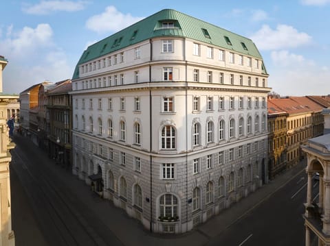 Property building, Day, City view, Landmark view, Location