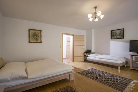 Bed, TV and multimedia, Bedroom