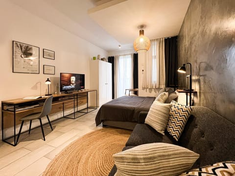 TV and multimedia, Living room, Seating area, Bedroom
