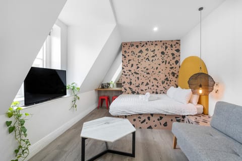 Bed, TV and multimedia, Photo of the whole room