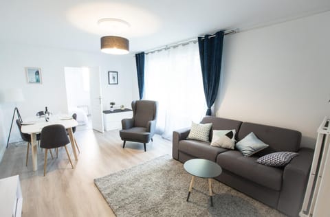 Bed, Balcony/Terrace, Living room, Dining area, Bedroom, Family