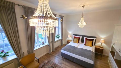 Bed, TV and multimedia, Photo of the whole room, Seating area, Bedroom, wardrobe