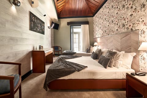 Bed, TV and multimedia, Bedroom