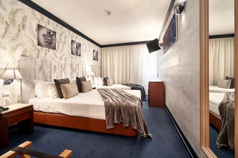 Bed, TV and multimedia, Bedroom, towels