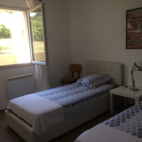 Photo of the whole room, Bedroom